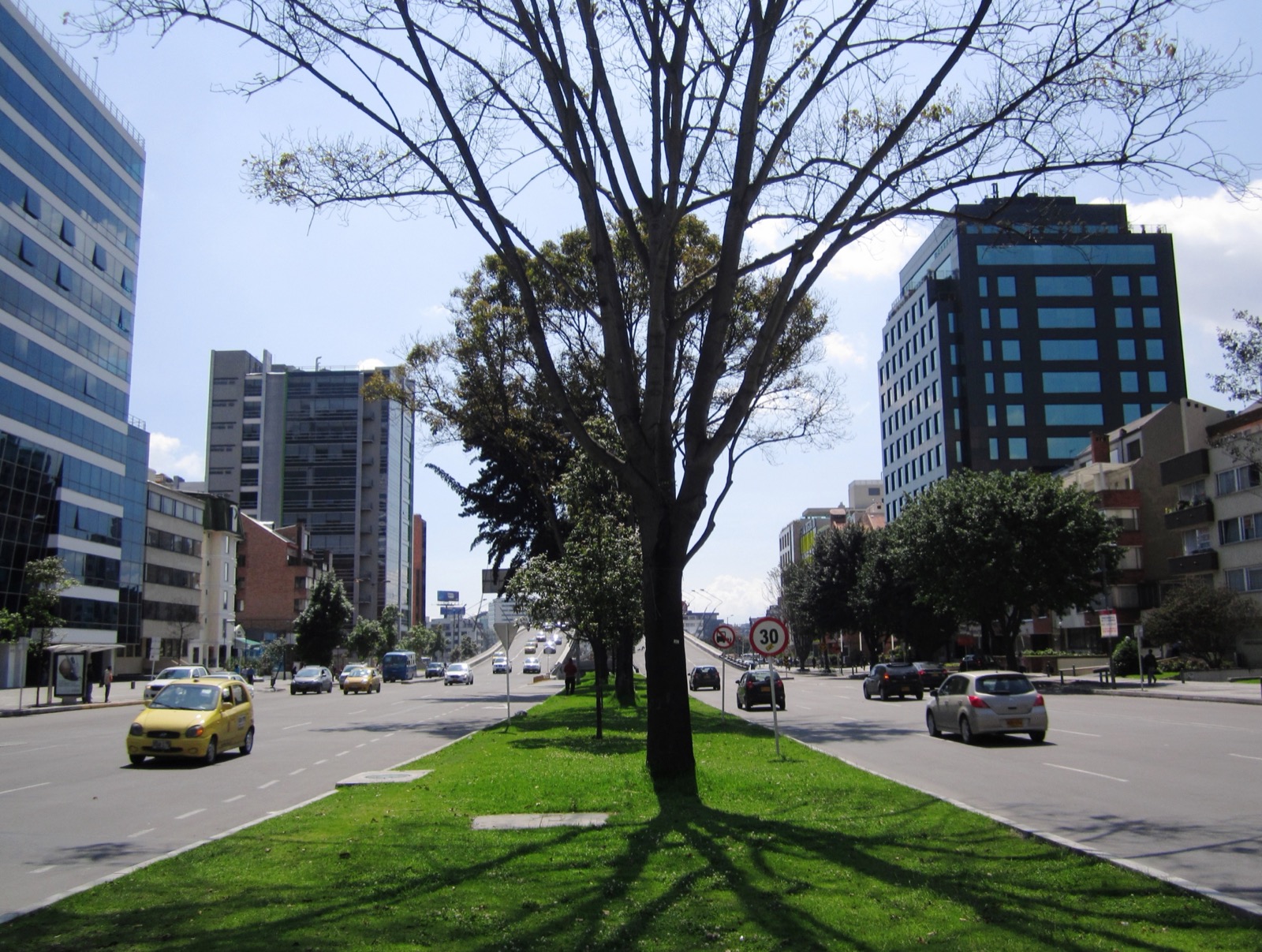 Calle de Bogota en una jornada de movimiento